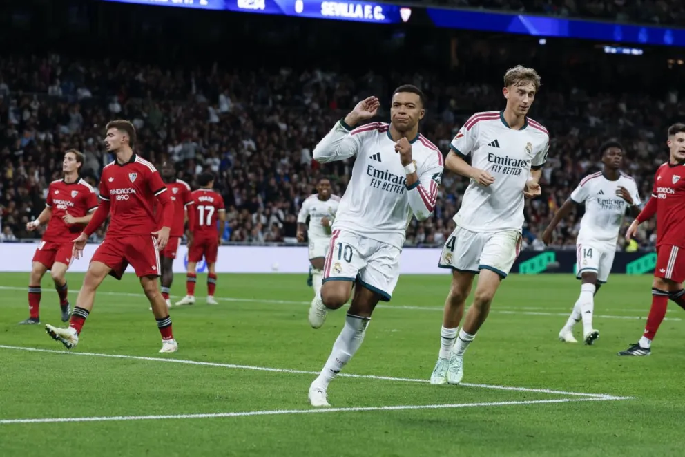 Kylian Mbappé (centro), delantero del Madrid, celebra el tercer tanto en la goleada al Sevilla. Foto: EFE
