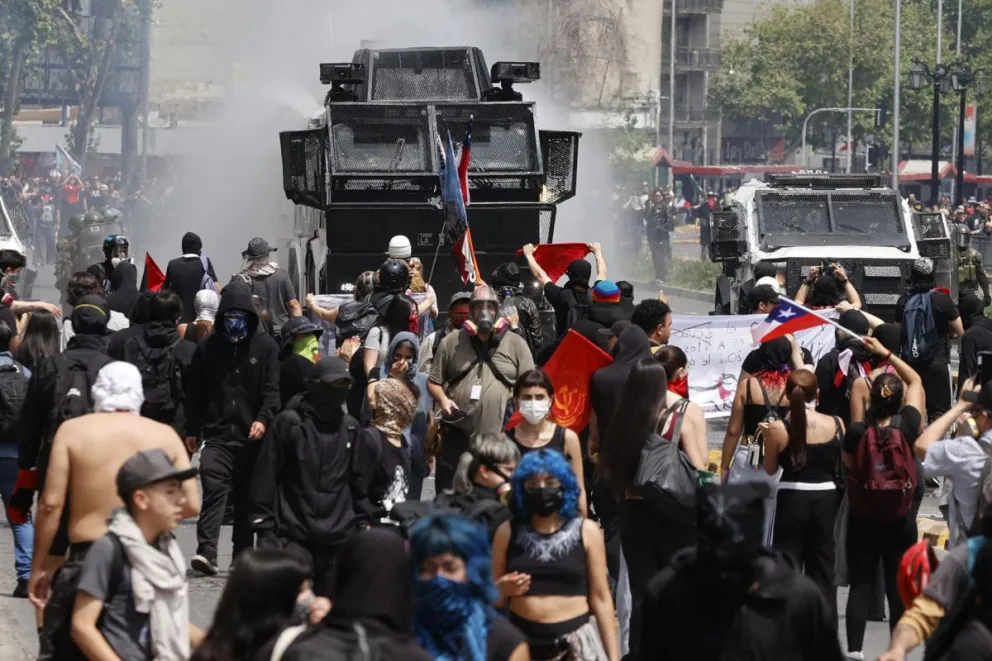 Personas se manifiestan en conmemoración del séptimo aniversario del estallido social en Chile, este domingo, en Santiago (Chile). Foto: EFE
