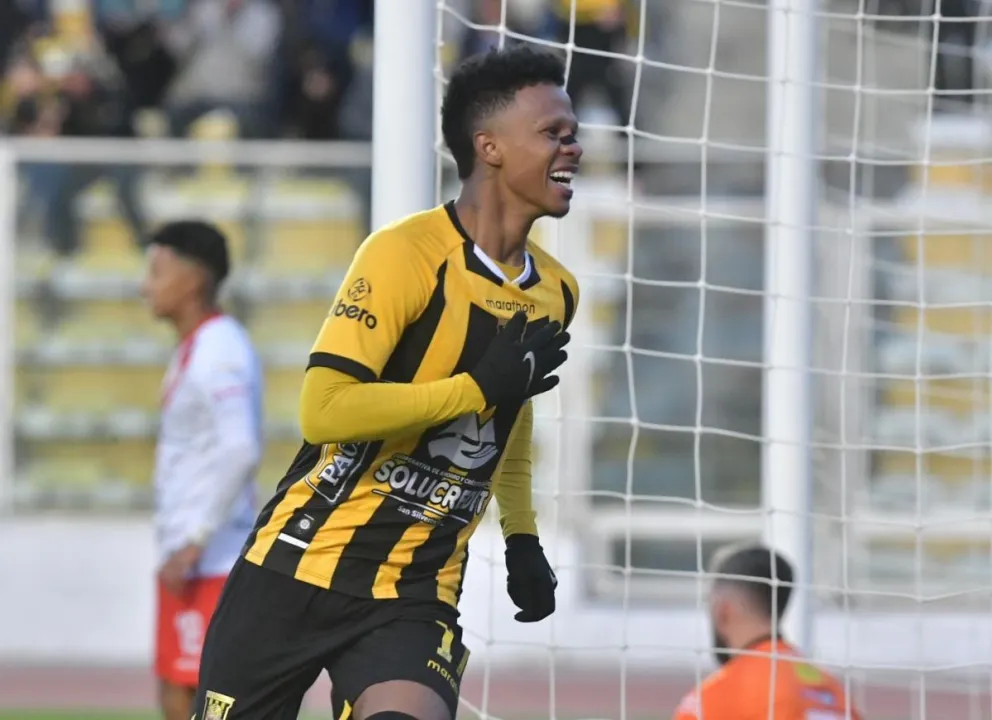 Adrián Estacio celebra el primer gol para el conjunto de Achumani. Foto: APG