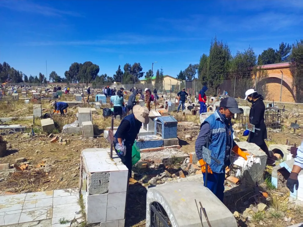 Labores de limpieza en uno de los cementerios de El Alto