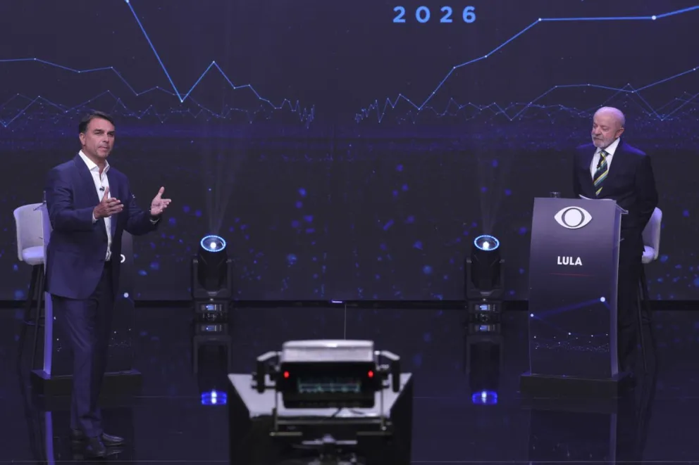 El presidente de Brasil y candidato a la reelección, Luiz Inácio Lula da Silva (d), y el opositor Flávio Bolsonaro este 18 de octubre, durante el primer debate de cara a la segunda vuelta de las elecciones presidenciales. Foto: EFE