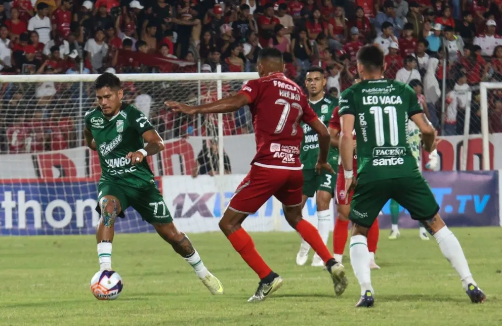 Julio Herrera (izq.), de Oriente, intenta escaparse a la marca de Thiago Ribeiro de Guabira. Foto: APG