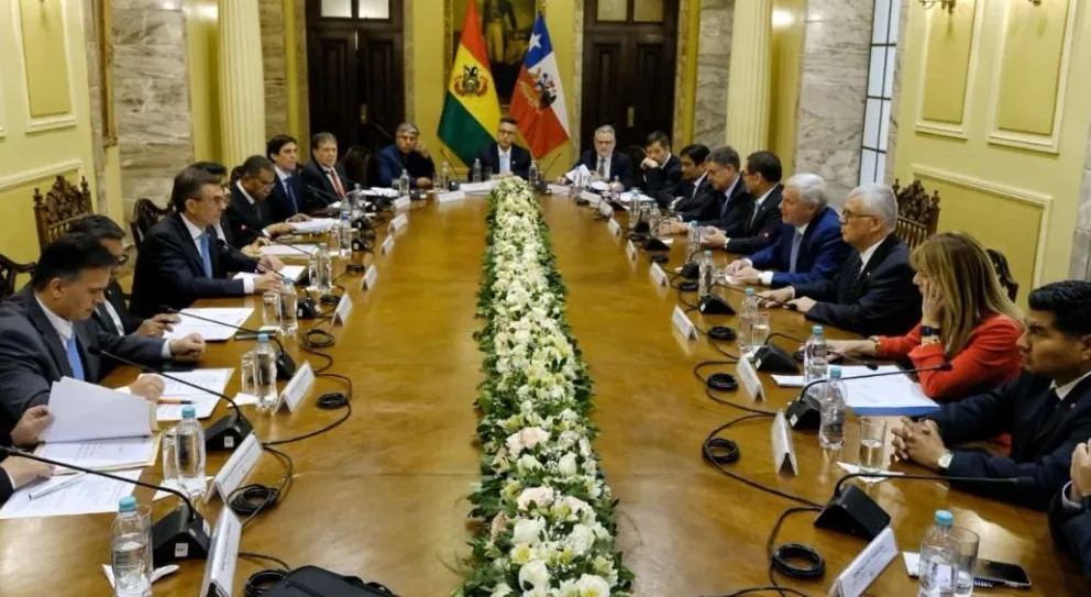 El ministro de Defensa, Ernesto Justiniano, participó de las reuniones de los equipos de los presidentes Rodrigo Paz y José Antonio Kast.