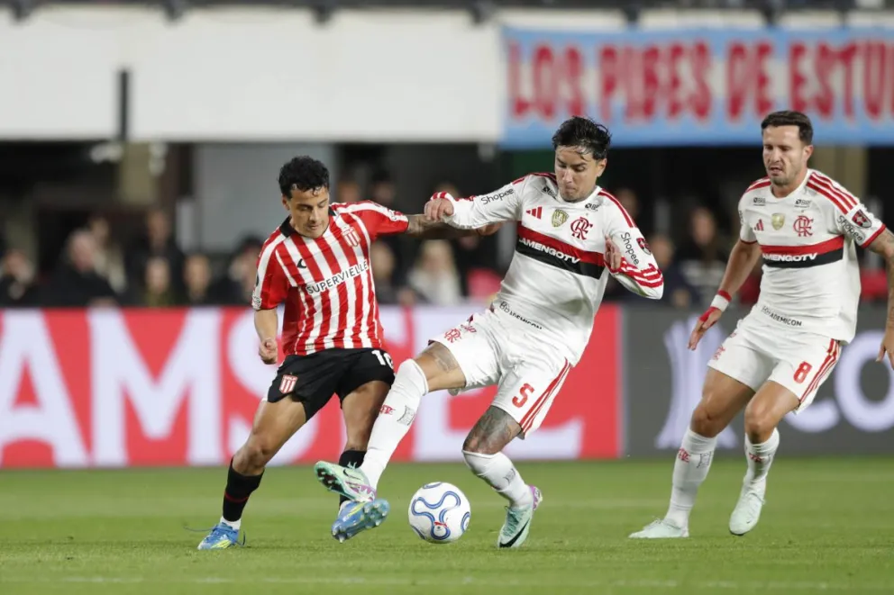 Incidencia de la semifinal de ida entre Estudiantes (de rojo) y Flamengo. Foto: EFE.