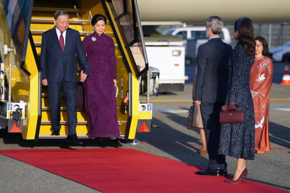 La reina Mary de Dinamarca (2.ª desde la derecha) y el rey Federico X (3.º desde la derecha) reciben al presidente de Vietnam y secretario general del Partido Comunista del país (PCV), To Lam (a la izquierda), y a su esposa, Ngo Phuong Ly. Foto: EFE 
