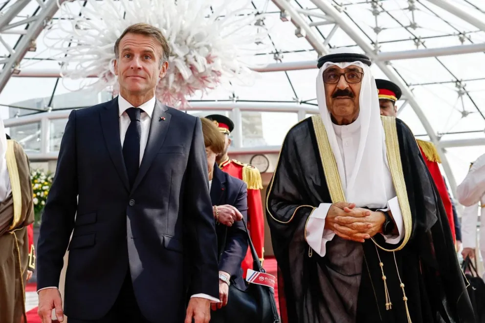 El emir de Kuwait, el jeque Mishal Al Ahmed al Sabah, recibe al presidente francés, Emmanuel Macron, a su llegada al Aeropuerto Internacional de Kuwait, en la ciudad de Kuwait, el 19 de octubre de 2026. Foto: EFE