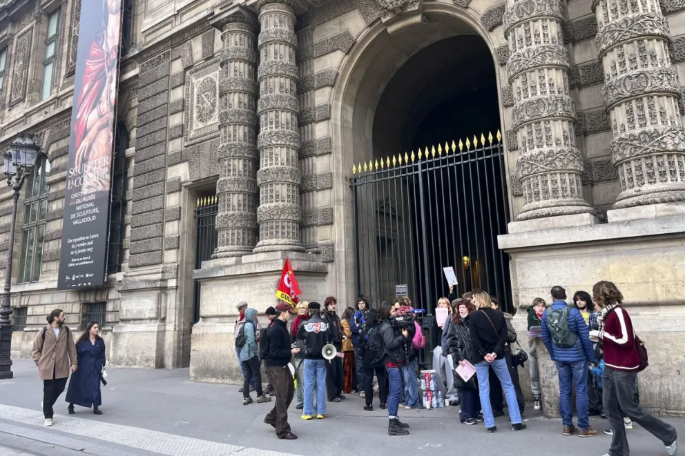 El acceso al Museo del Louvre estaba bloqueado este lunes por estudiantes de la Escuela del Louvre en apoyo al movimiento de los estudiantes de secundaria y para denunciar la represión policial. Foto: EFE
