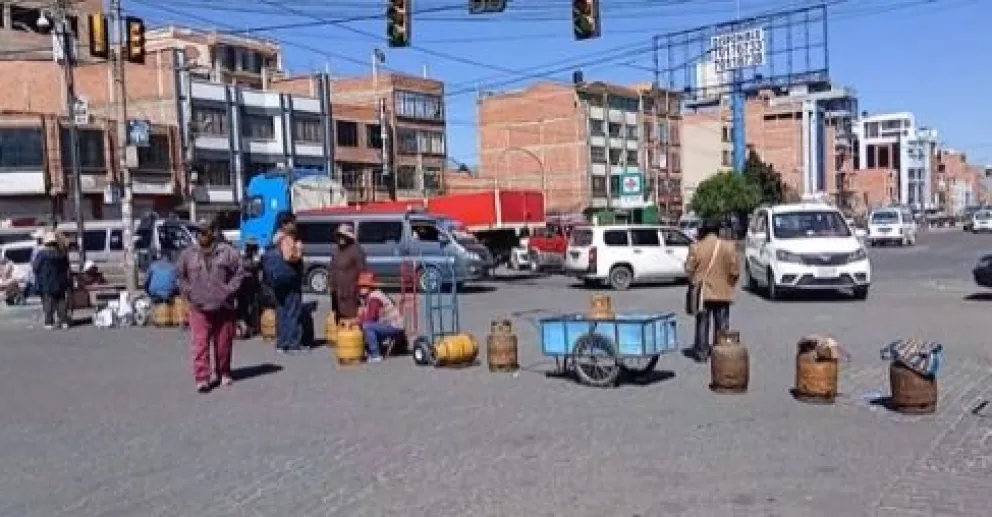 Bloqueo con garrafas en la avenida Juan Pablo II de El Alto. Foto: Captura de imagen