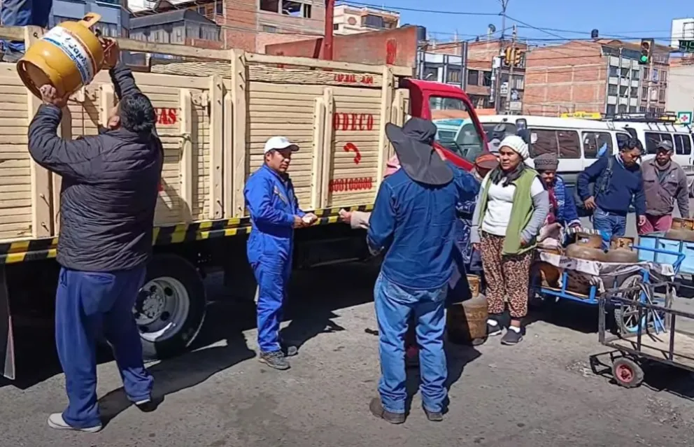 Carro con garrafas de GLP llega a punto de bloqueo que exigía provisión del producto en El Alto. 
