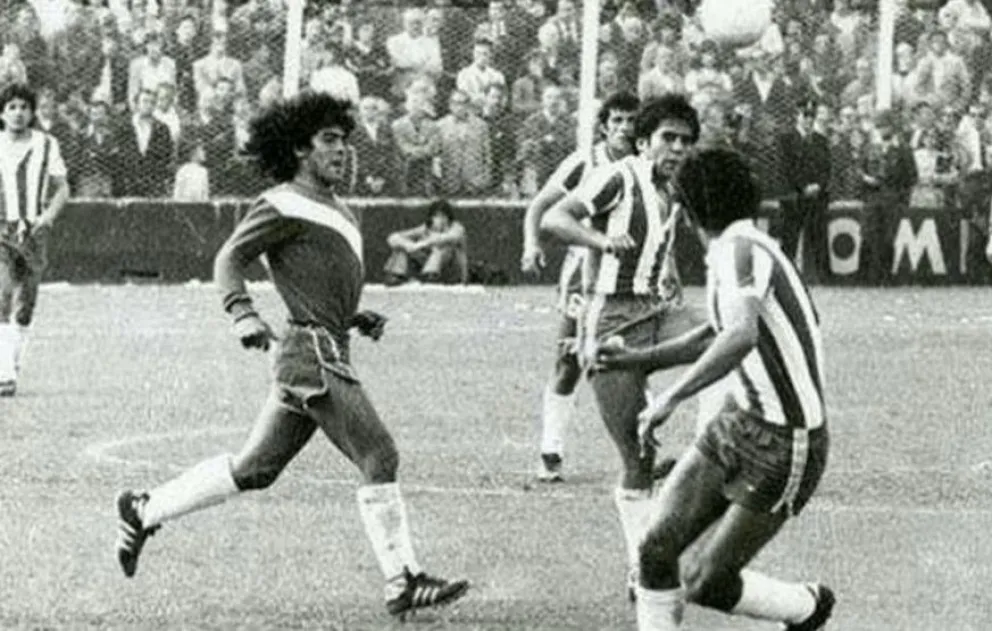 Diego Maradona (con camiseta oscura), el día de su debut profesional. Crédito: RRSS