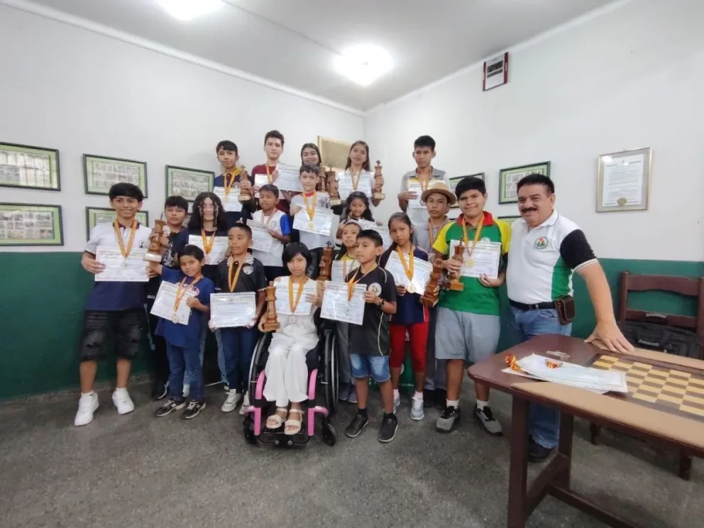 Los premiados del certamen cruceño. Foto: Federación Boliviana de Ajedrez.