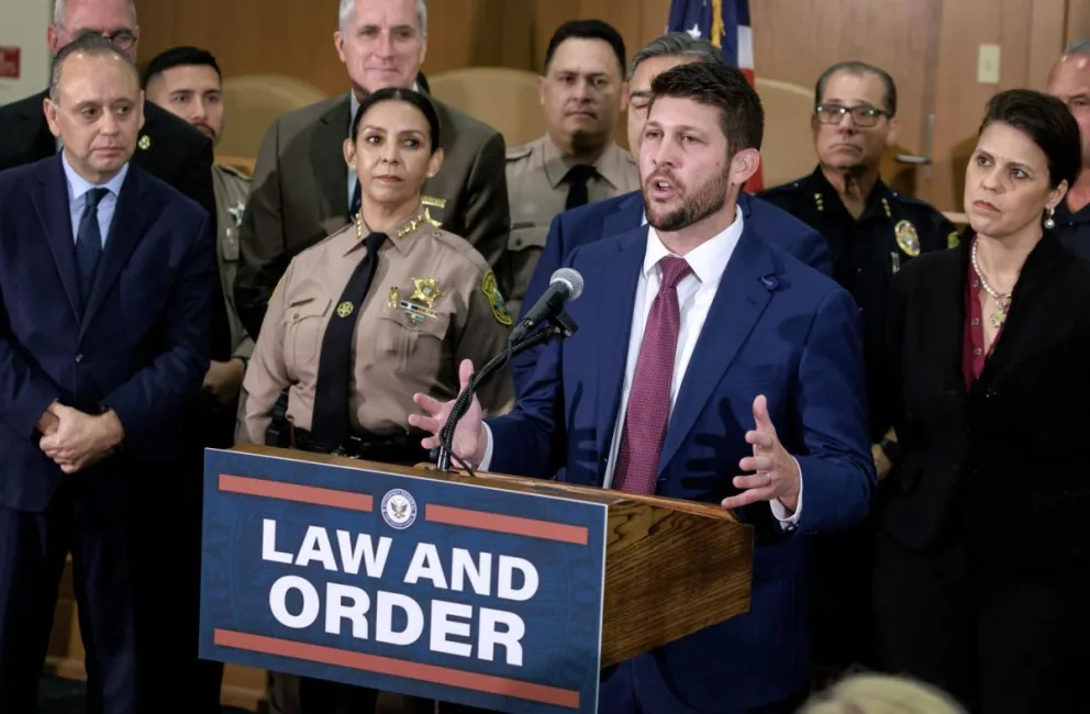 El fiscal general de Florida, James Uthmeier, habla en una conferencia de prensa sobre la orden de arresto contra Raúl Castro, en la Universidad Internacional de Florida, en Miami, Florida, EE. UU., el 19 de octubre de 2026. Foto: EFE