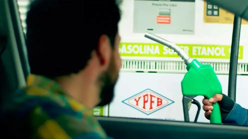 Un usuario compra gasolina. Foto: YPFB 