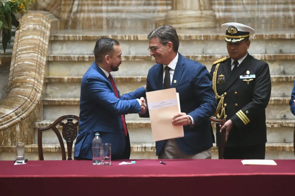 El presidente Rodrigo Paz y el presidente del TSJ, Romer Saucedo. Foto: APG 