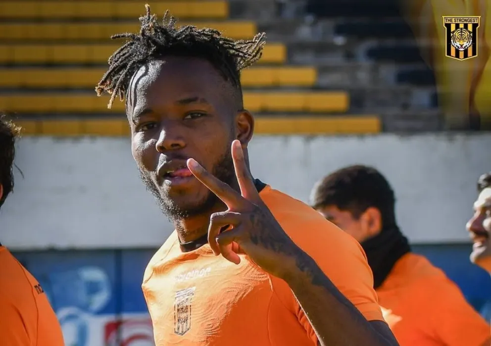 Jovani Welch en un entrenamiento de The Strongest en el estadio Rafael Mendoza. Foto: Club The Strongest