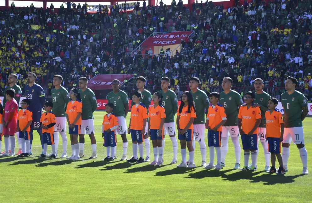 La Selección boliviana en un partido disputado en el estadio Municipal de Villa Ingenio. Foto: AD