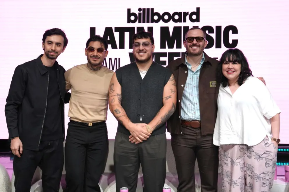 Integrantes de Grupo Frontera y ejecutivos discográficos posan durante la Semana Billboard de la Música Latina, en Miami. EFE