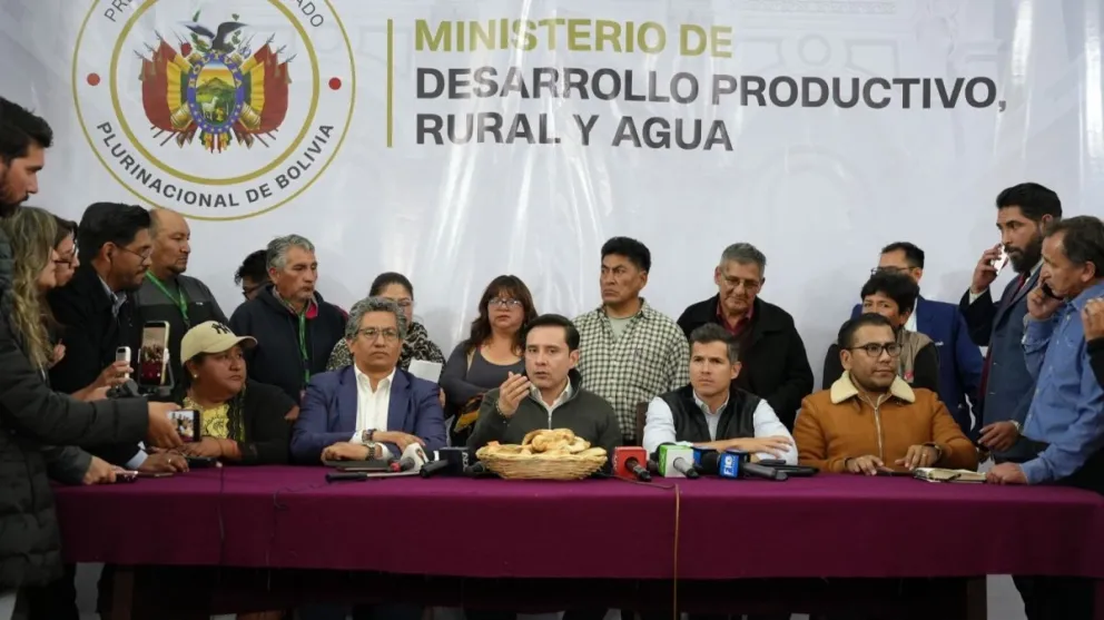 El viceministro de Comercio y Logística Interna, Gustavo Serrano, y el gerente general de Emapa, Sergio Siles, en conferencia de prensa. Foto: Ministerio de Producción Sostenible, Medio Ambiente y Agua
