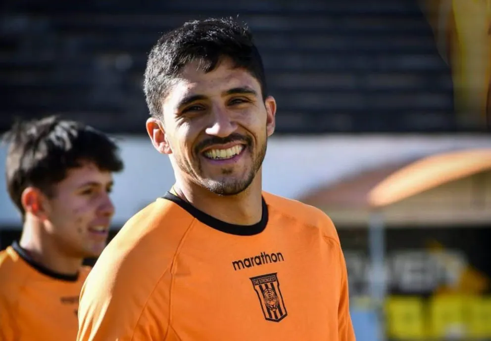 El defensor Martín Chiatti en un entrenamiento del aurinegro en su estadio de Achumani. Foto: Club The Strongest