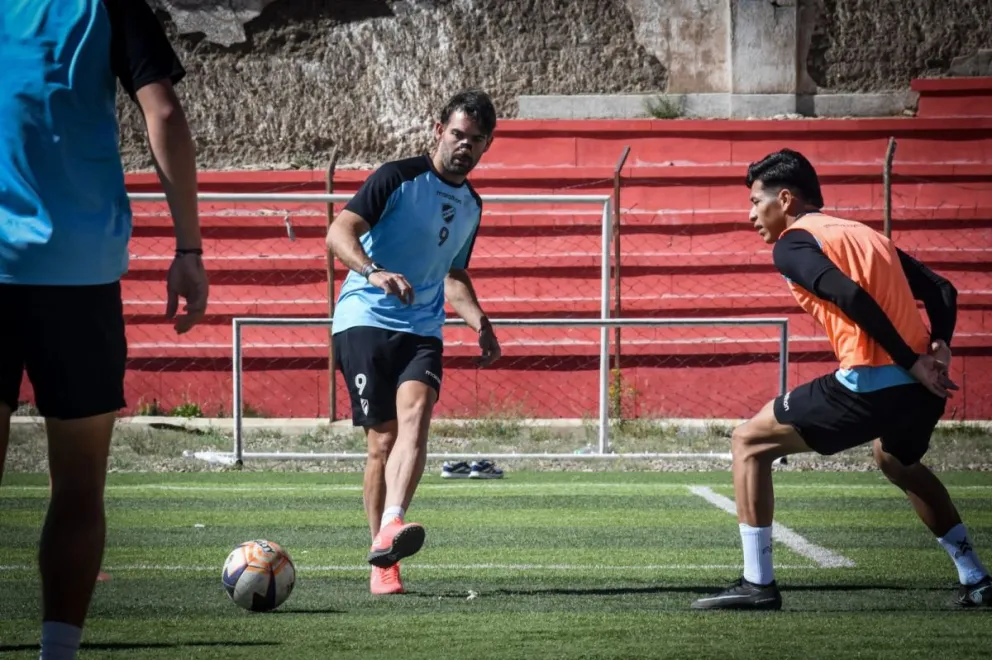 Vaca (der.) marca a Cauteruccio en una práctica en Potosí. Foto: Club Bolívar.