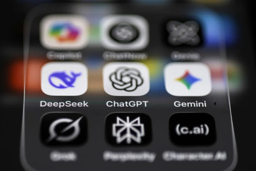 Pantalla de un teléfono móvil que muestra los iconos de las aplicaciones de inteligencia artificial (IA) DeepSeek, ChatGPT y Gemini, en Berlín, Alemania, el 31 de octubre de 2025. Foto: EFE/