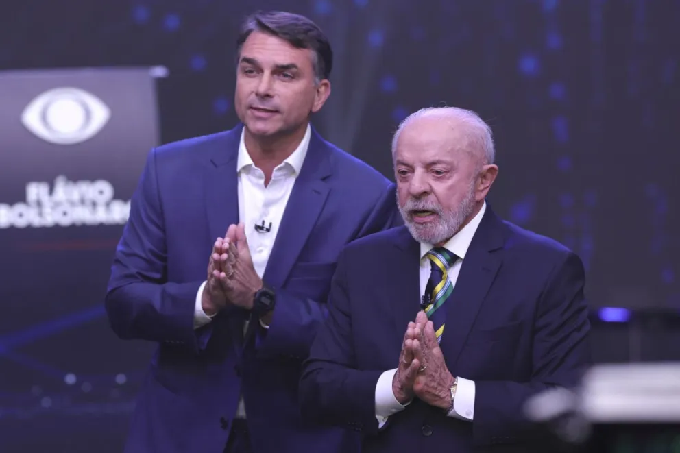 El presidente de Brasil y candidato a la reelección, Luiz Inácio Lula da Silva (d), y al opositor Flávio Bolsonaro, durante el primer debate de cara a la segunda vuelta de las elecciones presidenciales. Foto: EFE 