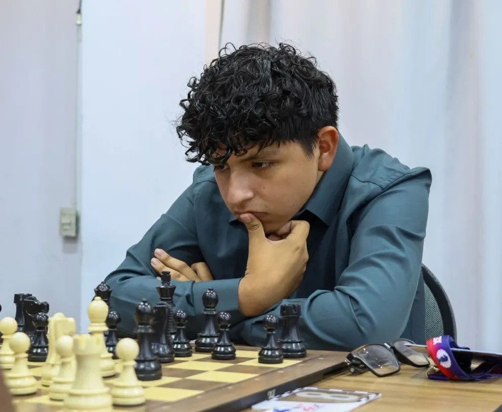 Ticona durante una anterior partida. Foto: Federación Boliviana de Ajedrez.