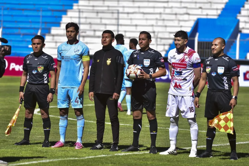La terna arbitral con los capitanes previo al cotejo en Potosí. Foto: APG.