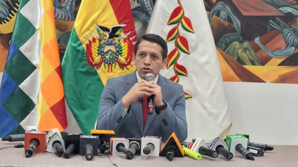 El viceministro de Transparencia, Yamil García, denuncia irregularidades en YPFB. 