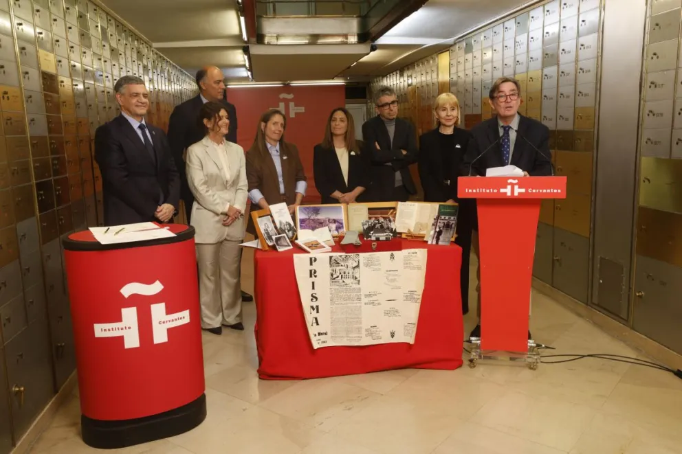 El director del Instituto Cervantes, Luis García Montero (d), recibe el legado de Jorge Luis Borges y María Kodama, este martes, en la Caja de las Letras. Al acto asistió el alcalde de Buenos Aires, Jorge Macri (2i). EFE