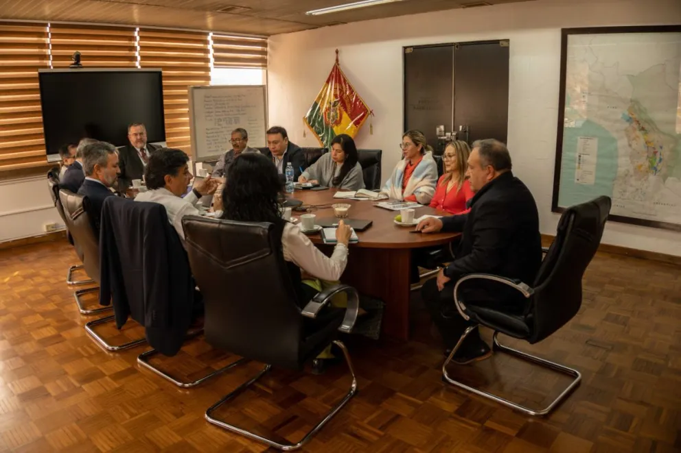 El 13 de febrero de este año, una delegación del Banco Mundial, llegó al país y se reunió con el ministro de Minería, Marco Antonio Calderón. Foto: MMyM