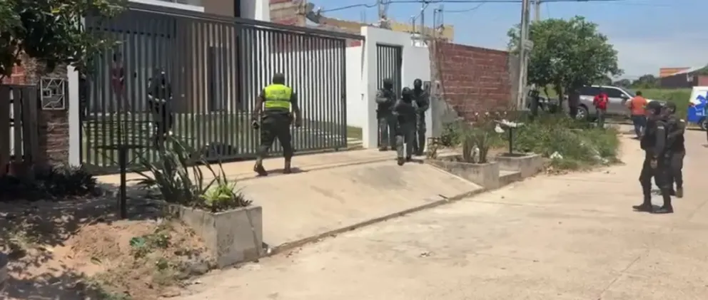 Personal de la Fuerza Especial de Lucha Contra el Crimen (Felcc) se desplazó hasta el lugar para realizar las investigaciones y recolectar elementos que permitan identificar a los responsables. Foto: Unitel