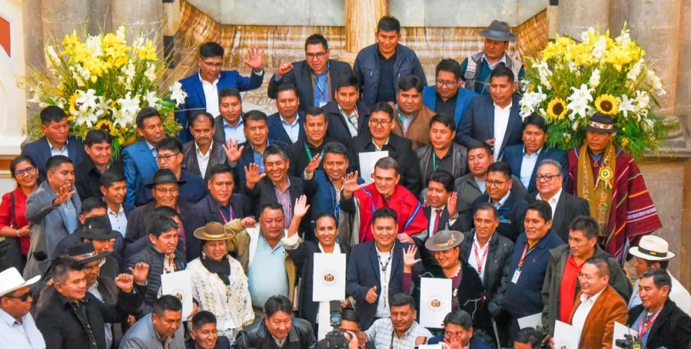 El presidente Rodrigo Paz junto a los alcaldes del departamento de La Paz. Foto: GOBCOM BOLIVIA