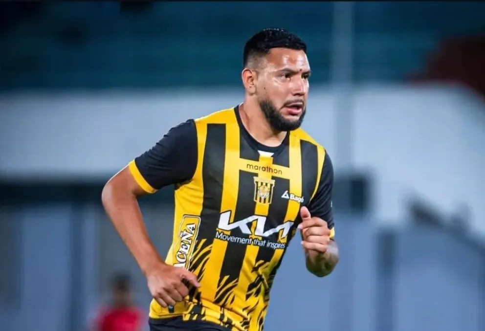 Andrés Chávez en uno de los partidos que le tocó jugar con la camiseta atigrada. Foto: Club The Strongest