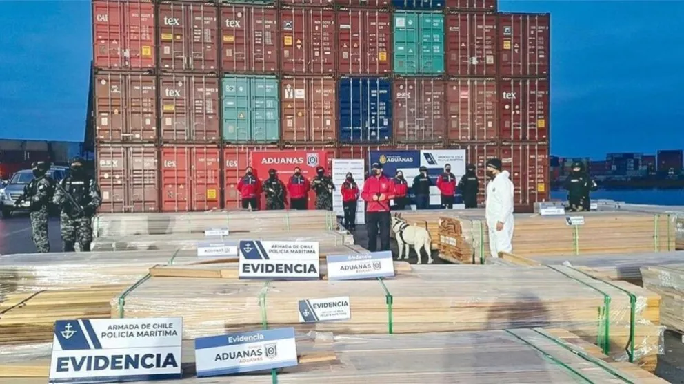 La carga de madera que era exportada por empresarios bolivianos, incautada en Arica. Foto: La Patria