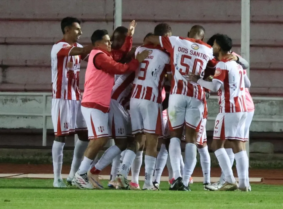 La celebración de los jugadores capitalinos luego del tercer tanto. Foto: Agencia Marka Registrada