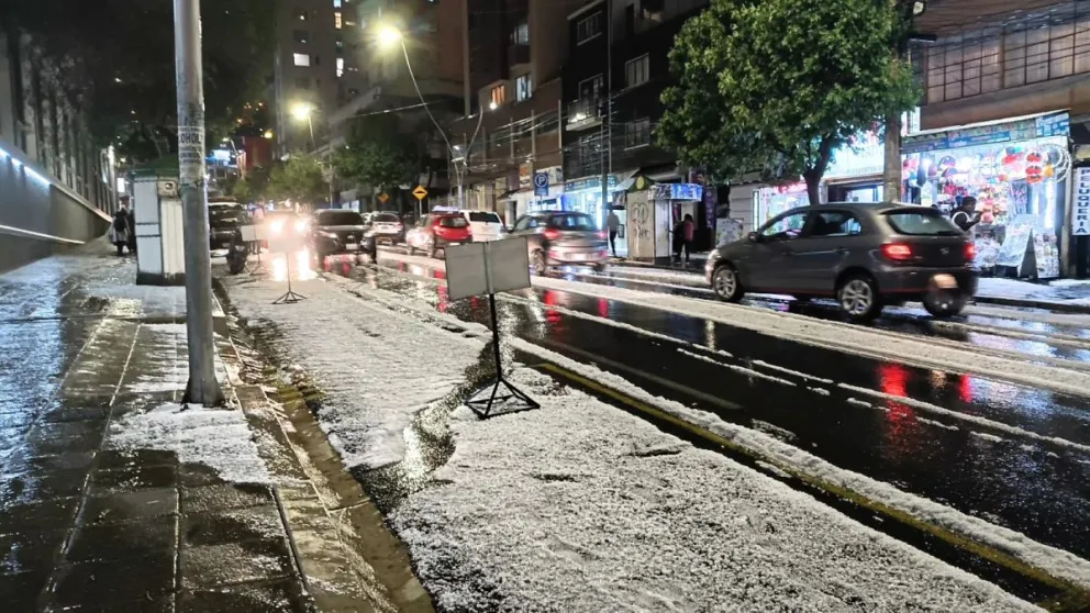 Una de las aceras de la avenida Saavedra quedó cubierta de granizo. Foto: Visión 360