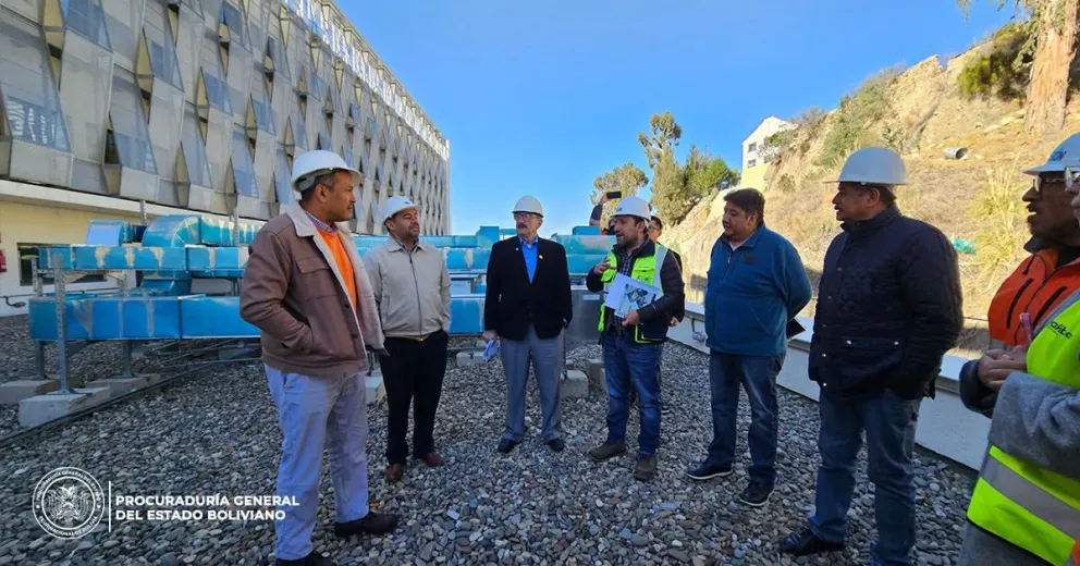 El procurador general del Estado, Hugo César León, junto al personal del Gastroenterológico, AISEM y la constructora Makiber. Foto: PGE