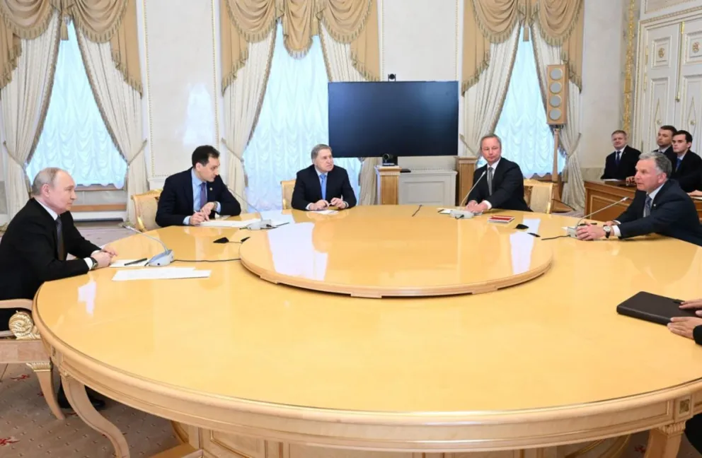 El emisario de la Casa Blanca, Steve Witkoff (d), se reúne con presidente ruso, Vladímir Putin (i). Foto: EFE/