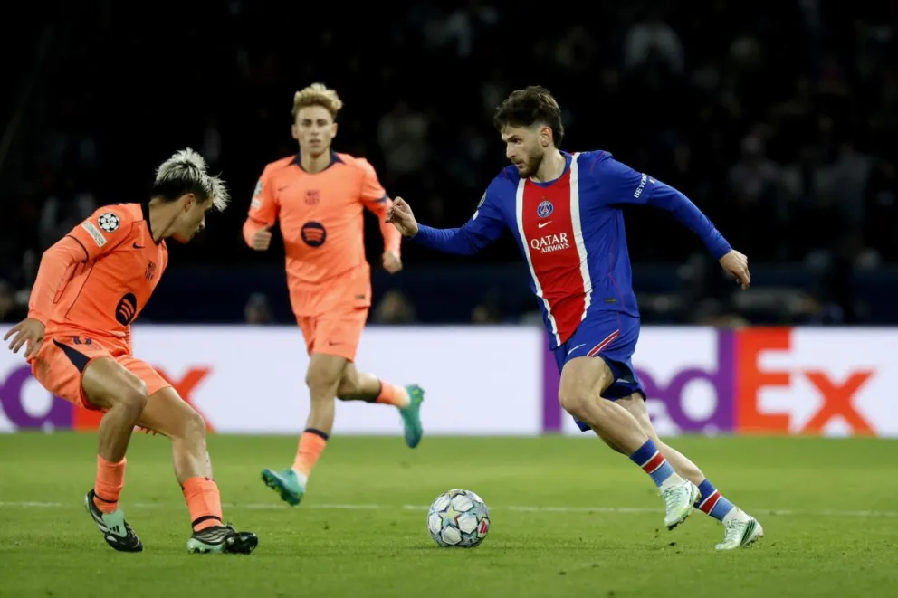 Kvaratskhelia (der.) durante el encuentro con Barcelona. Foto: EFE.