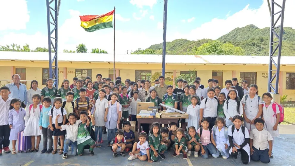 Elon Musk destacó que más de 1.000 personas, entre estudiantes y profesores en Bolivia, cuentan con el internet de Starlink. Foto:Starlink