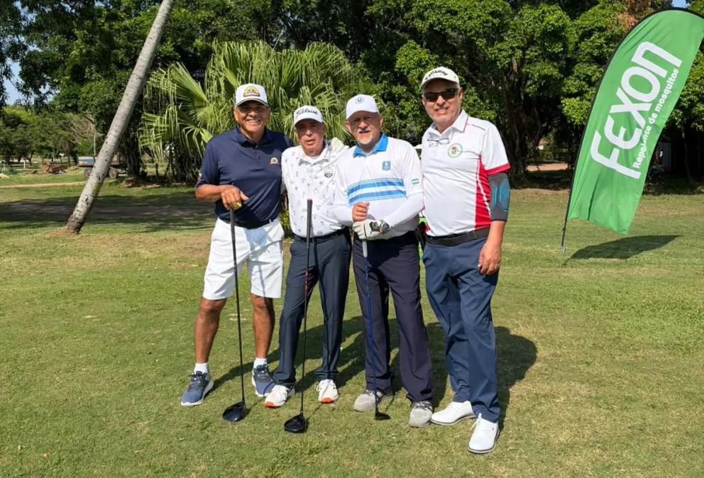 Cuatro golfistas durante el torneo internacional. Foto: Federación Boliviana de Golf.