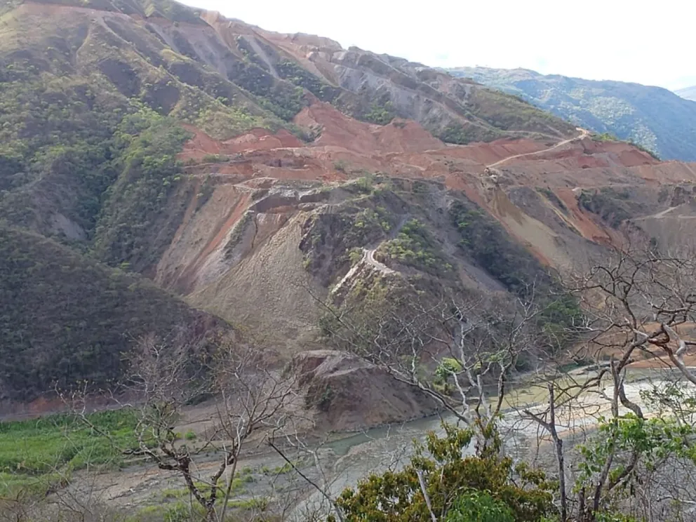 Operaciones de minería ilegal en el sector de las laderas y cumbre del cerro Silla Cunca del Parque Madidi. Foto: Marcos Uzquiano
