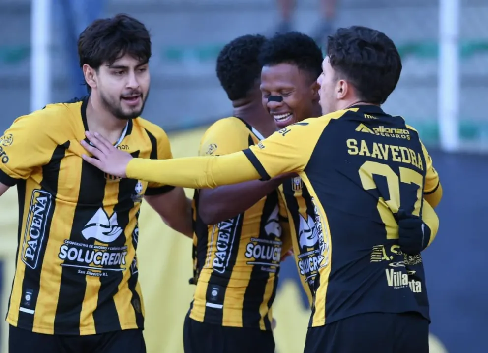 Santiago Arce (izq.) festeja con sus compañeros el primer gol a Always. Foto: Agencia Marka Registrada