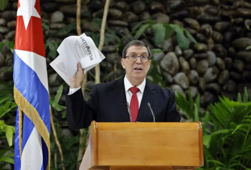 El canciller de Cuba, Bruno Rodríguez, habla en una rueda de prensa en la que denunció las “presiones extremas e inéditas” de EE.UU. a varios estados miembros de la ONU para cambiar los votos en la Asamblea General. Foto: EFE