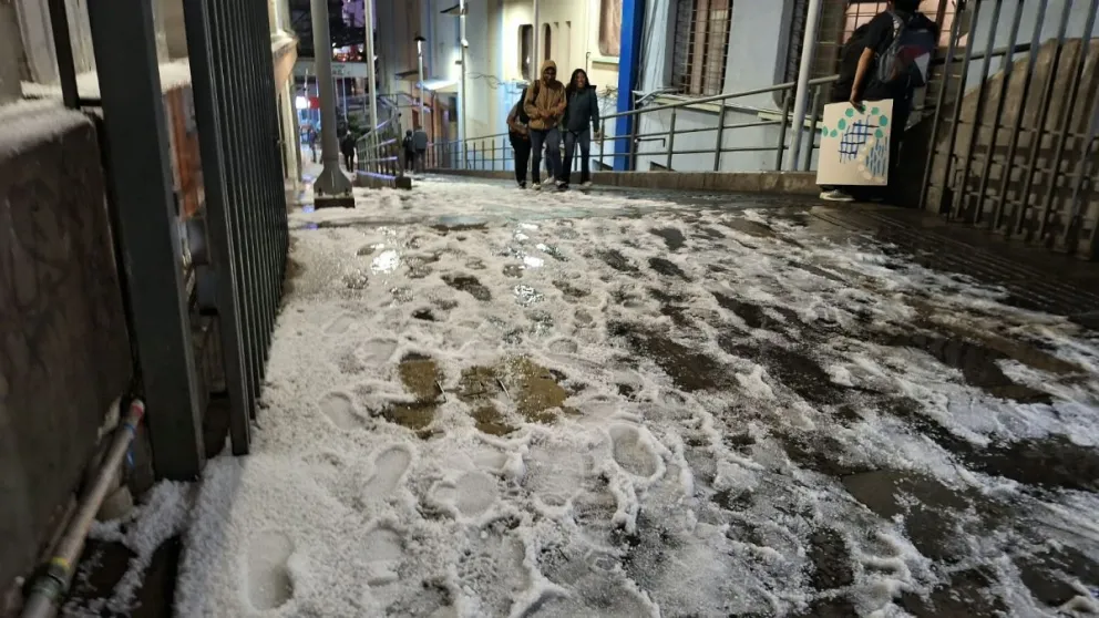 El martes pasado, cuando se celebraba los 478 años de la fundación de la ciudad de La Paz, una intensa nevada sorprendió a la población, Foto Visión 360