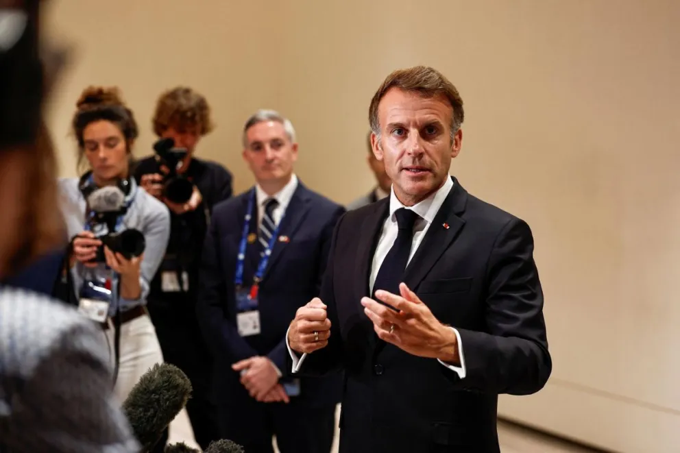 El presidente francés, Emmanuel Macron, atiende a los medios durante su reciente visita a Catar. Foto: EFE