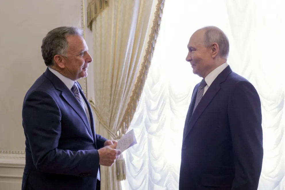 El presidente ruso, Vladimir Putin (d), conversa con el mediador de la Casa Blanca en la guerra ruso-ucraniana, Steve Witkoff, en la reunión que mantuvieron en San Petersburgo. Foto: EFE
