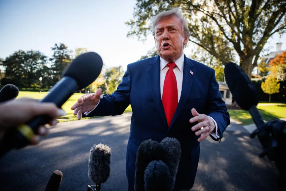 El presidente de EE.UU., Donald Trump, habla con periodistas antes de partir del South Lawn de la Casa Blanca en Washington, DC. Foto: EFE
