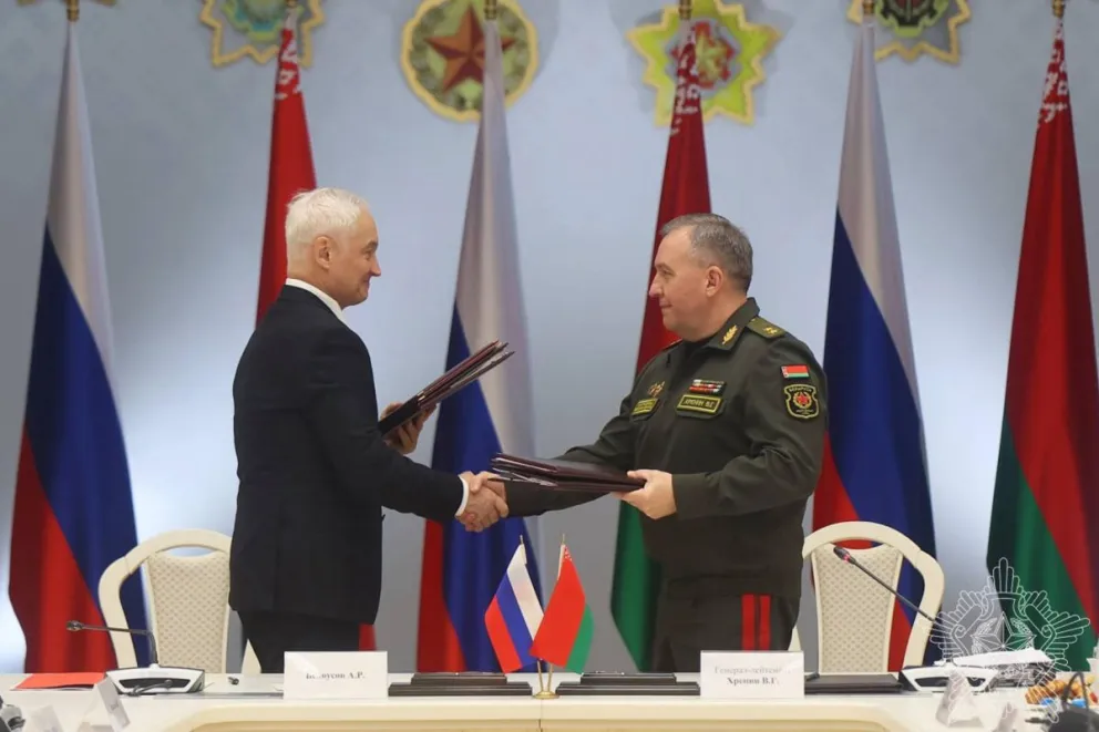 El ministro de Defensa ruso, Andréi Beloúsov (i), y el ministro de Defensa de Bielorrusia, Víktor Jrenin (d), durante una reunión este jueves. Foto: EFE 